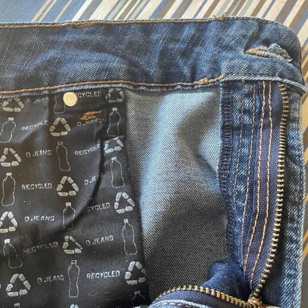 D Jeans, Jean Shorts from Recycled H2O Bottles in Medium Wash with rolled hem - Picture 5 of 6
